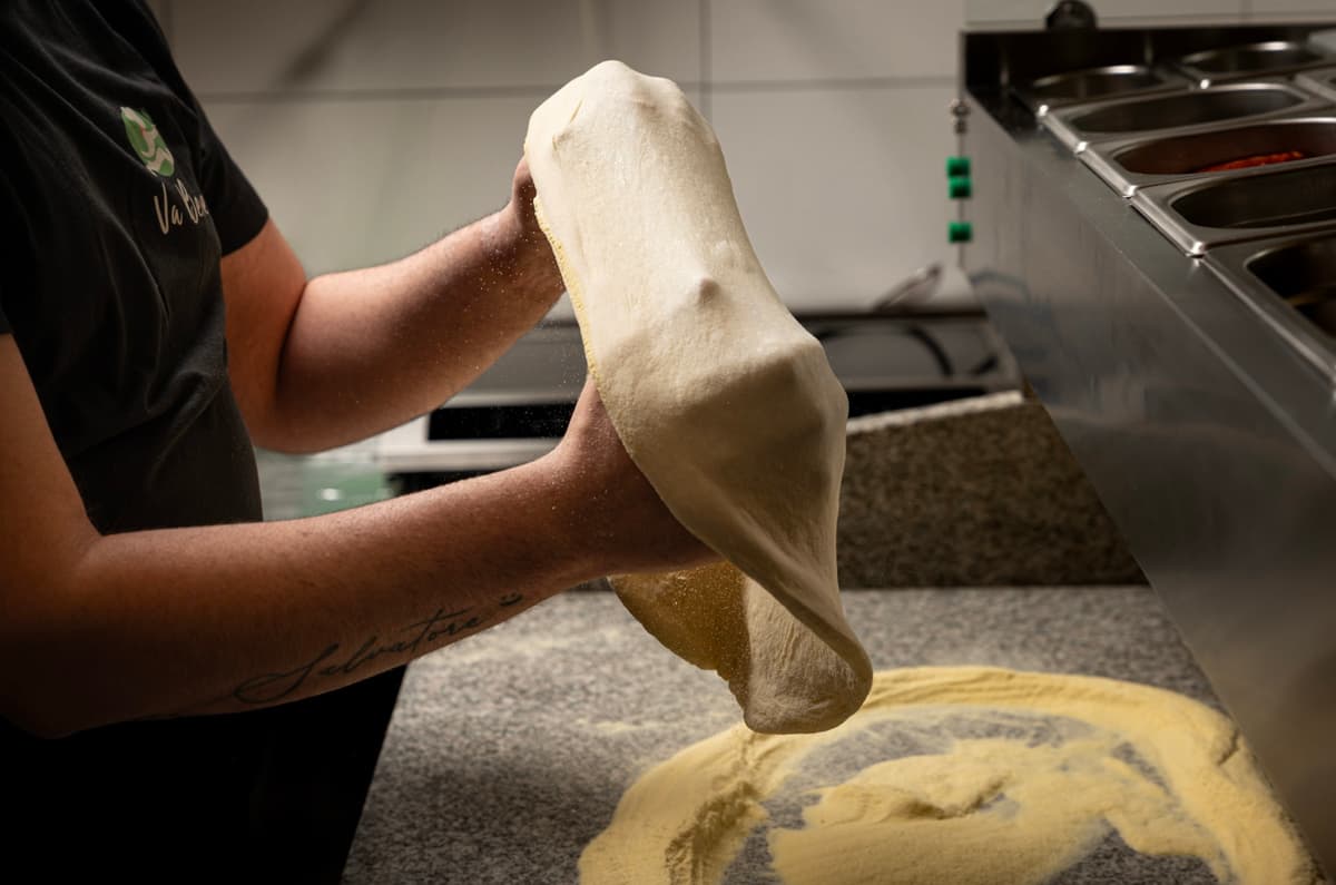 Pizzaiolo préparant une pizza